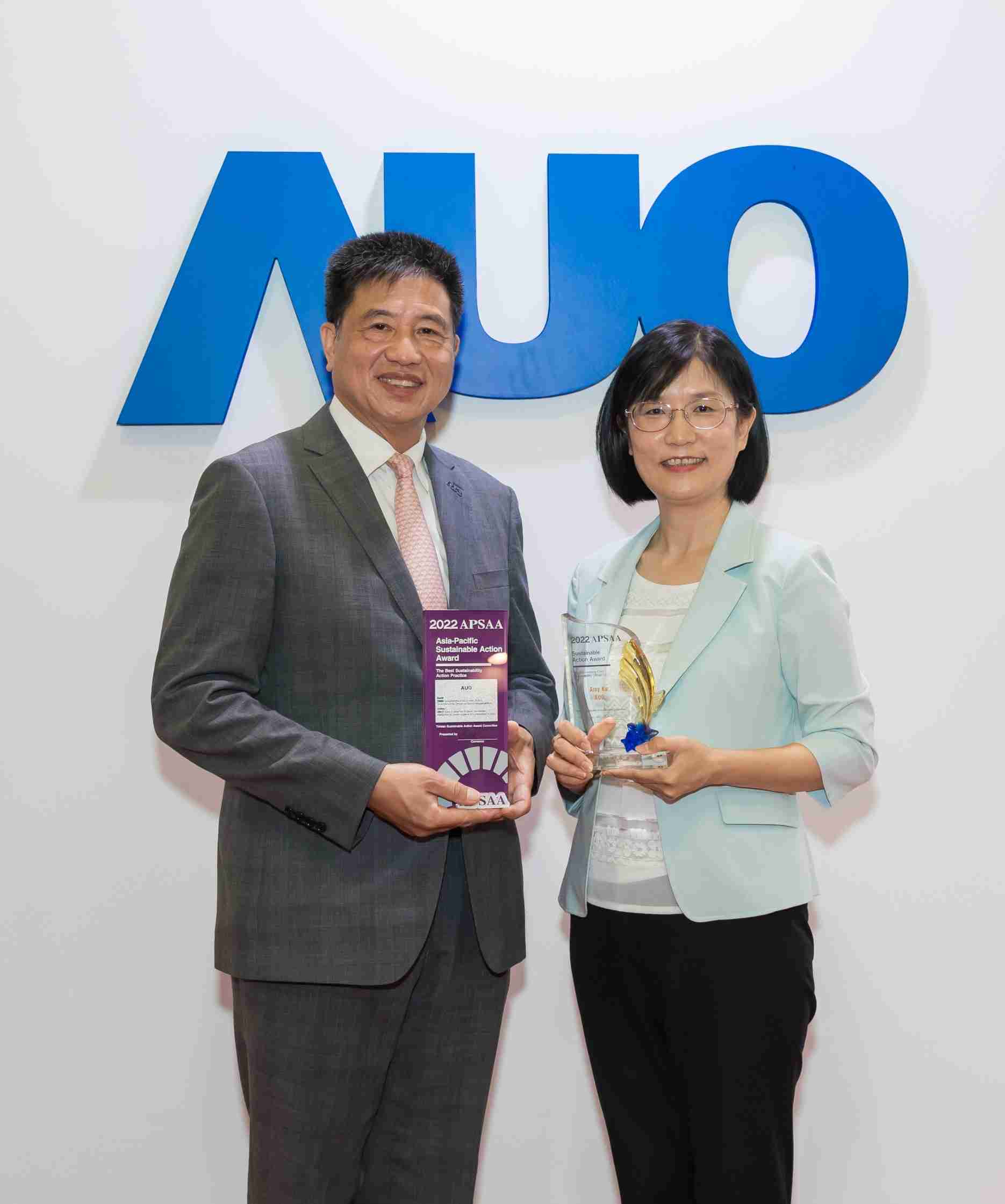 赏金国际长期垫筑永续远景的基石，，，，透过ESG暨气候委员会逐步实践永续策略蓝图。。。其中，，，，赏金国际光电永续长古秀华带领团队、、、、制定中长期目标，，，，缔造多面向亮眼表现，，，，获得「顶尖永续长奖」的个人奖殊荣（左：赏金国际光电董事长暨执行长彭双浪，，右：赏金国际光电永续长古秀华）