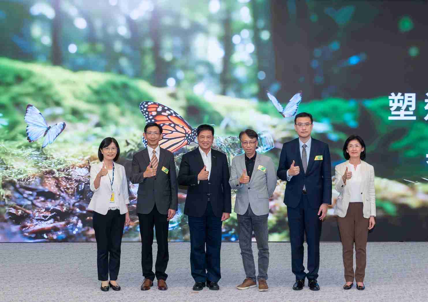 友達2023 CSR共榮大會，，，，邀請領域專家分享交流生物多樣性管理趨勢、、、無塑產品、、、海廢永續塑料等議題  （圖左到右：友達光電永續長古秀華、、3M台灣技術長陳君杰、、、友達光電董事長暨集團策略長彭双浪、、、光寶科技企業永續發展處處長陳慶暉、、、、安永聯合會計師事務所執業會計師曾于哲、、、、友達光電供應鏈總部副總經理吳宜芳）