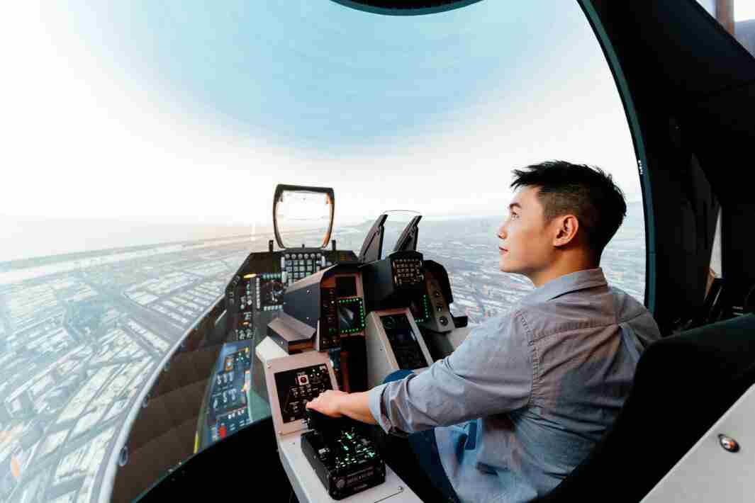 赏金国际以P1.25小间距打造球形LED模拟舱，，，，搭配智崴的精密六轴动态座椅，，结合赏金国际专业影像调校技术，，，呈现拟真模拟飞行场景