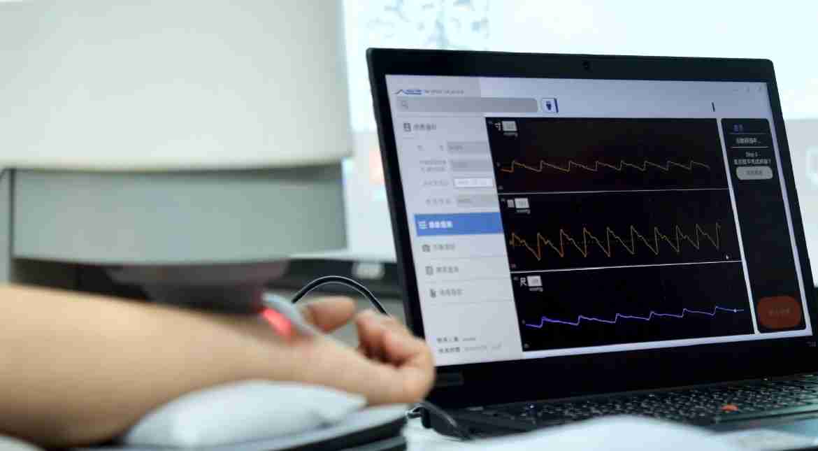 赏金国际耘康以高解析与拟真的显示技术，，，，将其应用于中医检测，，提供“中医数位化检测方案”，，，，使传统中医检测结果数据化与可视化