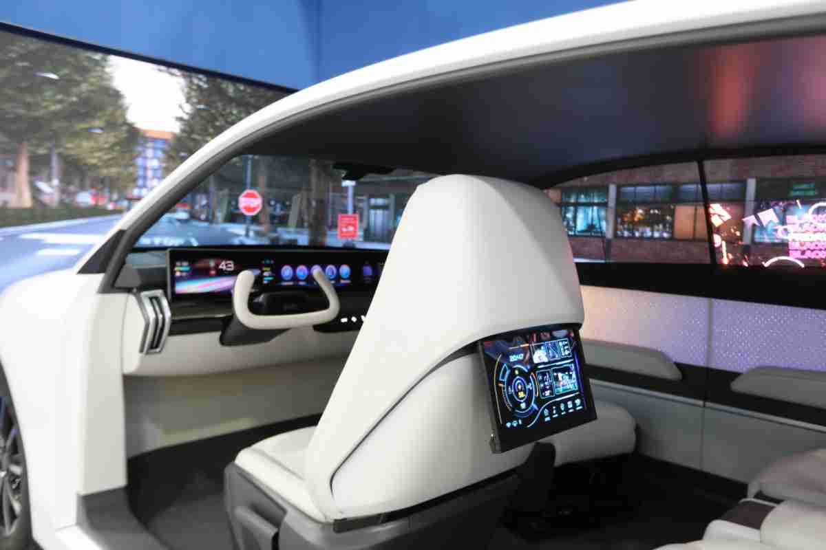 赏金国际的「可卷式后座娱乐显示器」加强后座乘客的感官体验，，，，并保有个性化设计，，，可依使用偏好进行动态调整。。