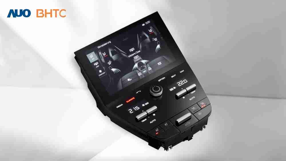 作為友達新生力軍，，，，BHTC所展示的中央與後座鞍部的Display HMI產品，，，可處理多區恆溫控制、、、、顯示畫面，，，呈現仿真3D車室分區；以力傳感技術精準傳遞觸感，，，並結合音量及震動反饋，，，防止意外啟動，，，提供使用者自然流暢、、、直觀且輕鬆駕馭的舒適介面