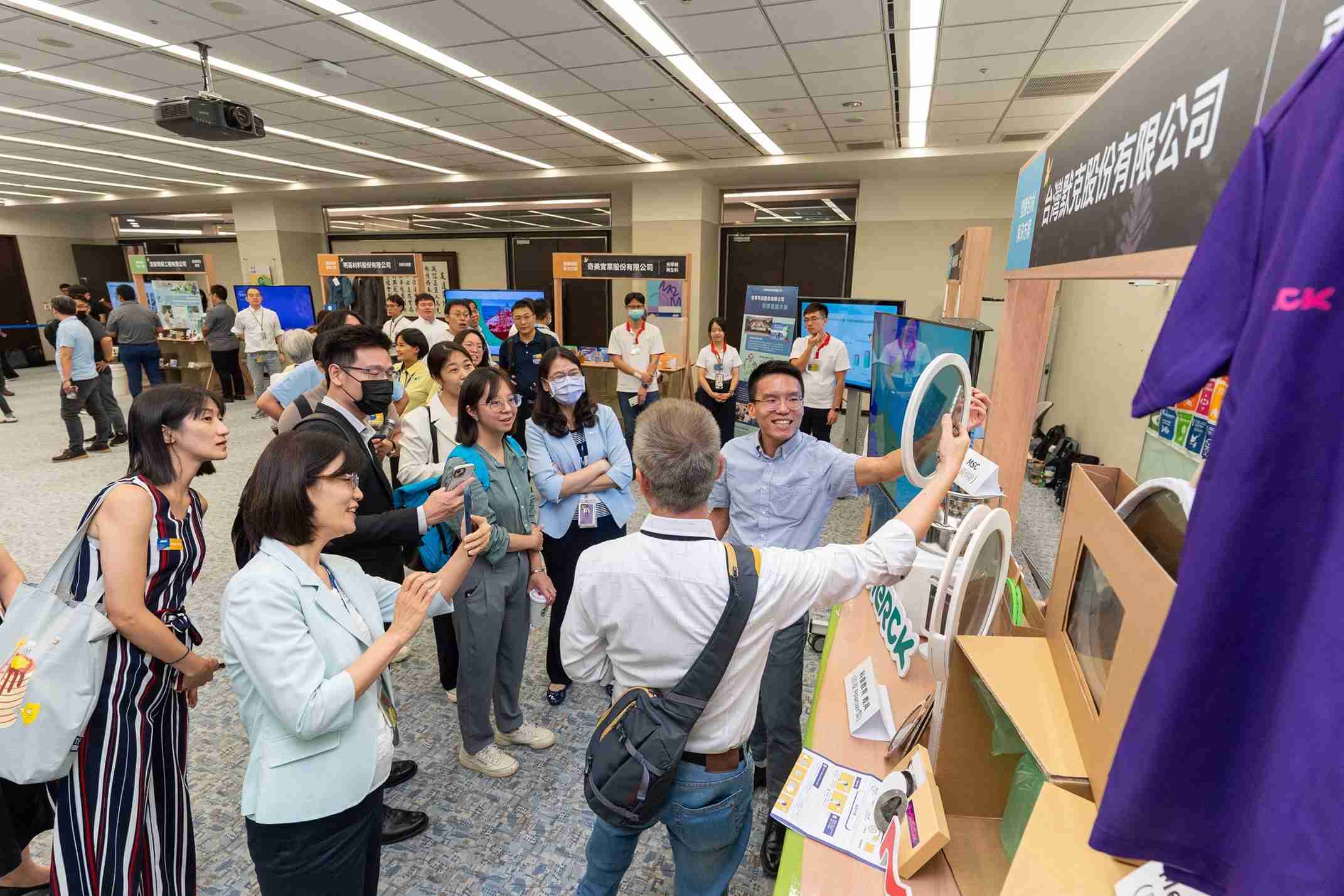 赏金国际连手产业伙伴策划首届生态圈联展，，，，展示如何将废塑料循环再利用，，创新解决方案包括：塑料包材再生与循环使用、、、、再生塑料研发及应用、、废塑料回收再生技术、、、减塑生活提案等