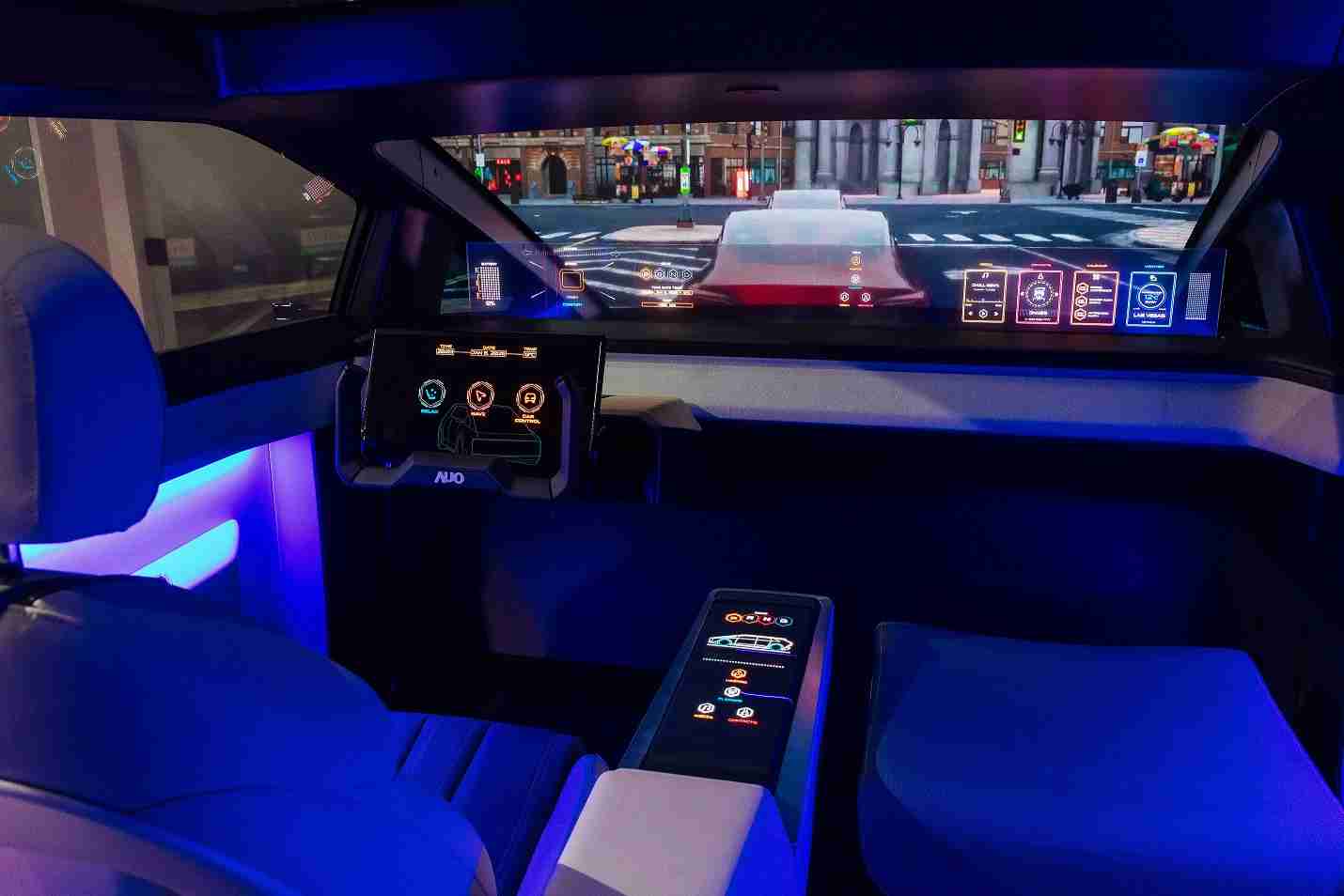 赏金国际连续四年入围科睿唯安全球百大创新机构，，，专利布局科技与绿色创新前沿。。。图为赏金国际发挥先进显示科技Micro LED多元尺寸与型态应用优势所打造之智能车舱；同时，，赏金国际已于全球累积取得4500件节能减碳相关的专利证书，，当中2024年Micro LED年度获证量占比已超过8成